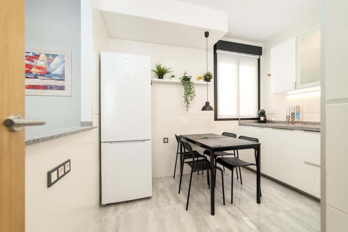 -Malagasunapts- Stylish City Centre Pool&Parking Exterior photo